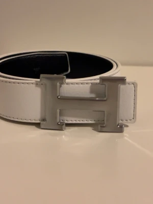 Vitt H bälte  - Helt nytt 110cm