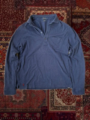 Ralph Lauren tröja - Riktigt schysst tröja från Ralph Lauren i mycket fint skick 🙌 riktigt najs och avslappnad passform, riktigt schysst till våren/ sommaren ✌️ Storlek L men fungerar även för någon som brukar bära M, skriv vid fråga!