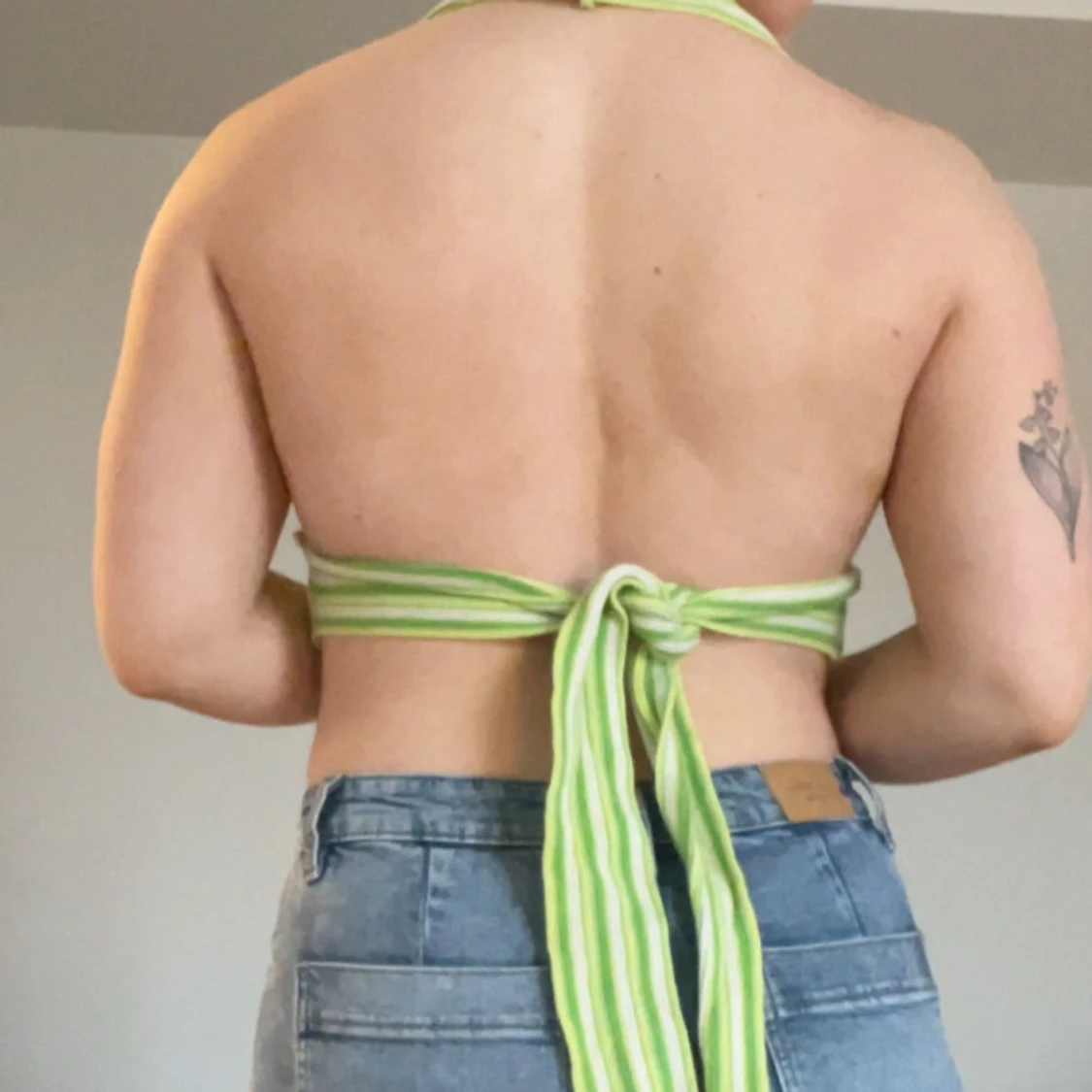 Grön- och vitrandig ribbad halternecktopp - 2