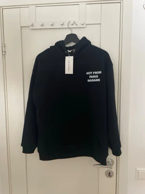 Drole de Monsieur hoodie - ”Not from Paris madame” från märket Drole de Monsieur. Hoodie är helt ny med etikett och i storlek M, men passar också storlek small!Nypris ligger på 2500 kr. Skriv vid funderingar! 