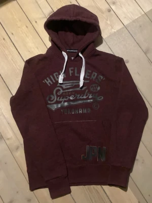 High flyers superdry hoodie - Skit najs vinröd highflyers superdry hoodie.