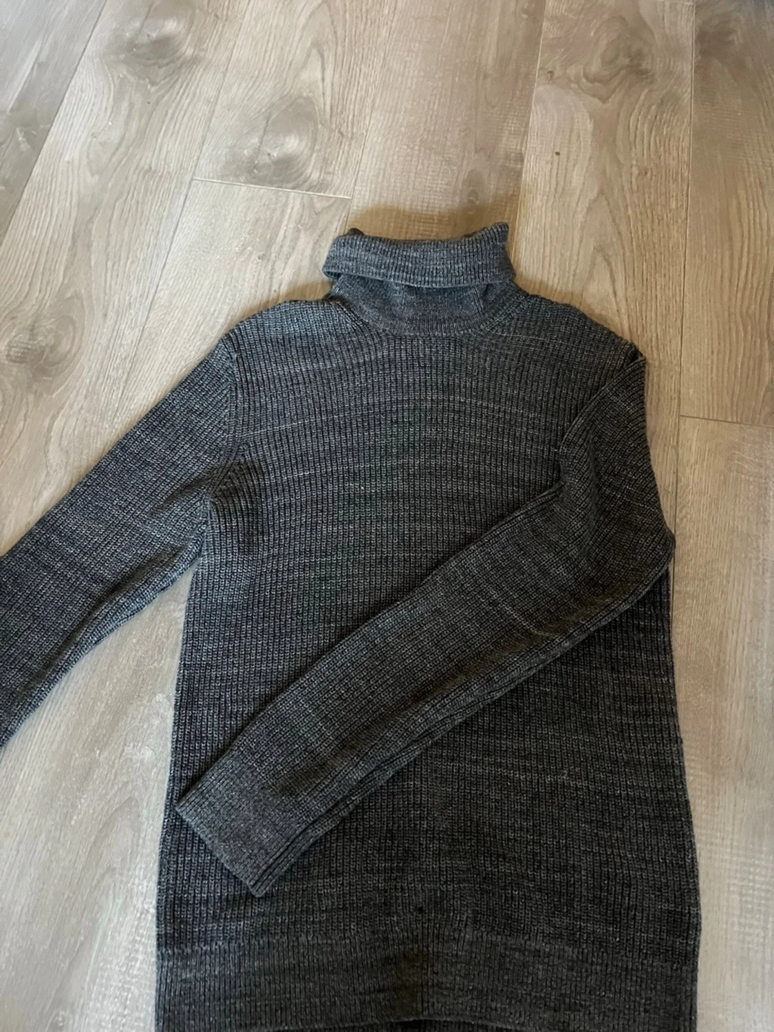 Mörkgrå polotröja från H&M