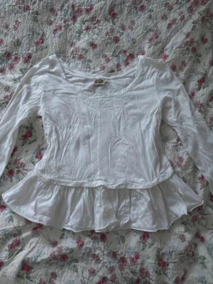 vintage blus  - vit vintage blus peplum stil, storlek xs men passar större också! kom gärna med prisförslag