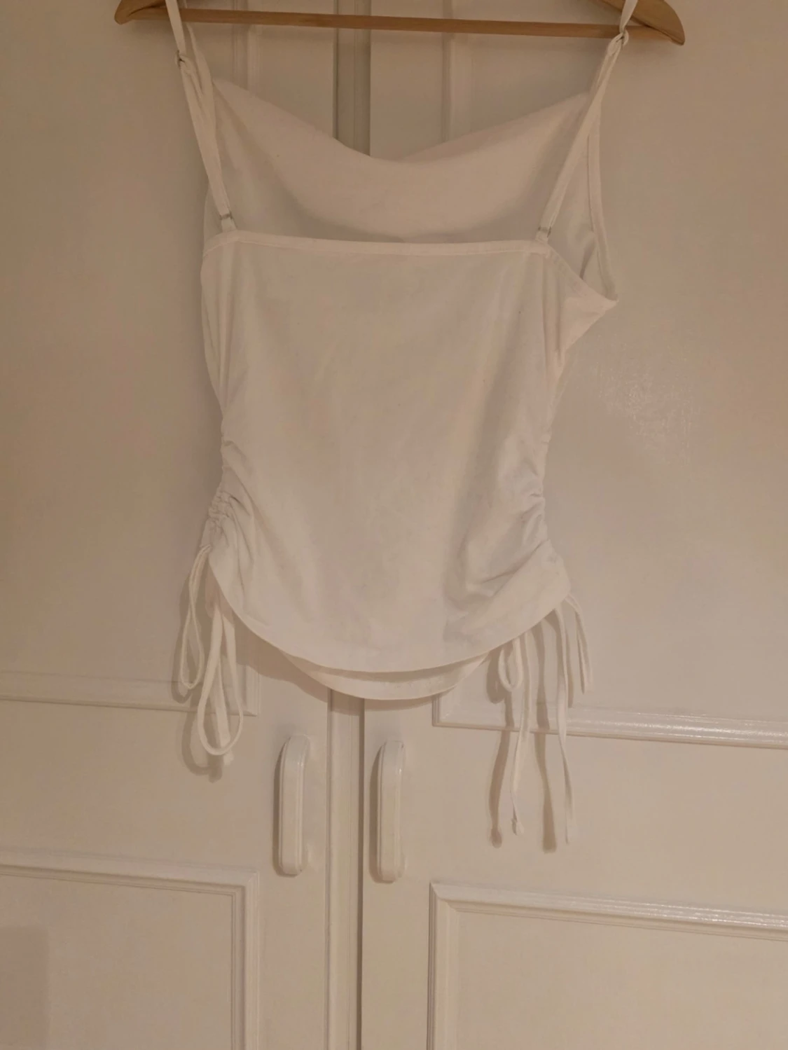 Vit linnetopp med snörning i sidan - 1