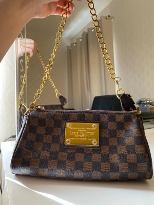 Axel väska - Väl använd, med slitage på kedjan. Köpt utomlands 