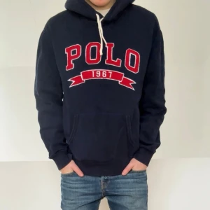 Polo Ralph Lauren hoodie - Säljer en sjukt fet hoodie från Ralph Lauren. Hoodien är i bra skick utan nåra defekter och är färgen mörkblå. Hoodien är i strl L men passar även M! Hör gärna av er vid frågor elr funderingar!!
