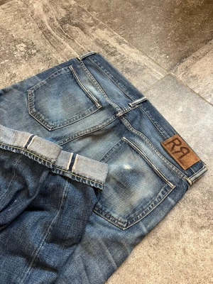 Selvedge Double RL Straight Fit Jeans  - Tja! Nu säljer jag mina helt fantastiska selvedge RRL jeans😛 34/34 och i otroligt skick👏 Det här paret kan vara en av de fetaste jag sett i min karriär som jeans handlare🫡 tveka inte på att skriva ifall ni har frågor🖖