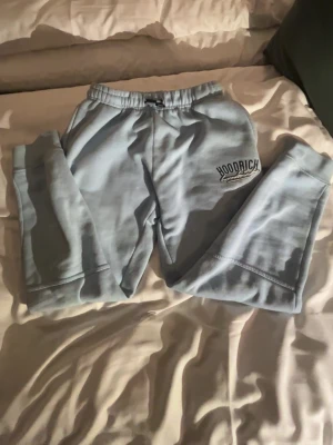 Ljusblå mjukisbyxor från Hoodrich - Säljer ett par ljusblå mjukisbyxor från Hoodrich med broderad logga på ena benet. Byxorna har resår i midjan och muddar vid bensluten. Perfekta för chill dagar och riktigt skön passform.Sweatpants. Pris kan diskuteras!😀