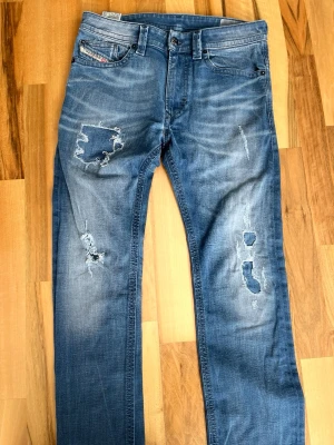 Diesel jeans w29 - Slim diesel jeans i storlek w29 med sköna slitningar, kom gärna med bud!