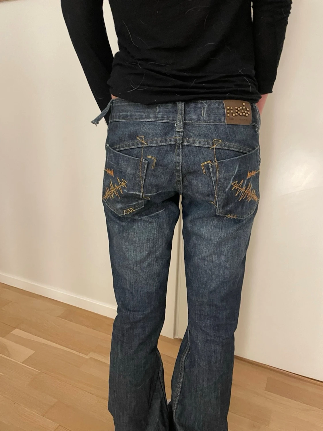 Mörkblå bootcut jeans med brodyr - 1