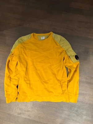 Gul sweatshirt från C.P. Company - Gul sweatshirt från C.P. Company | storlek: 14y | hör av er vid frågor |