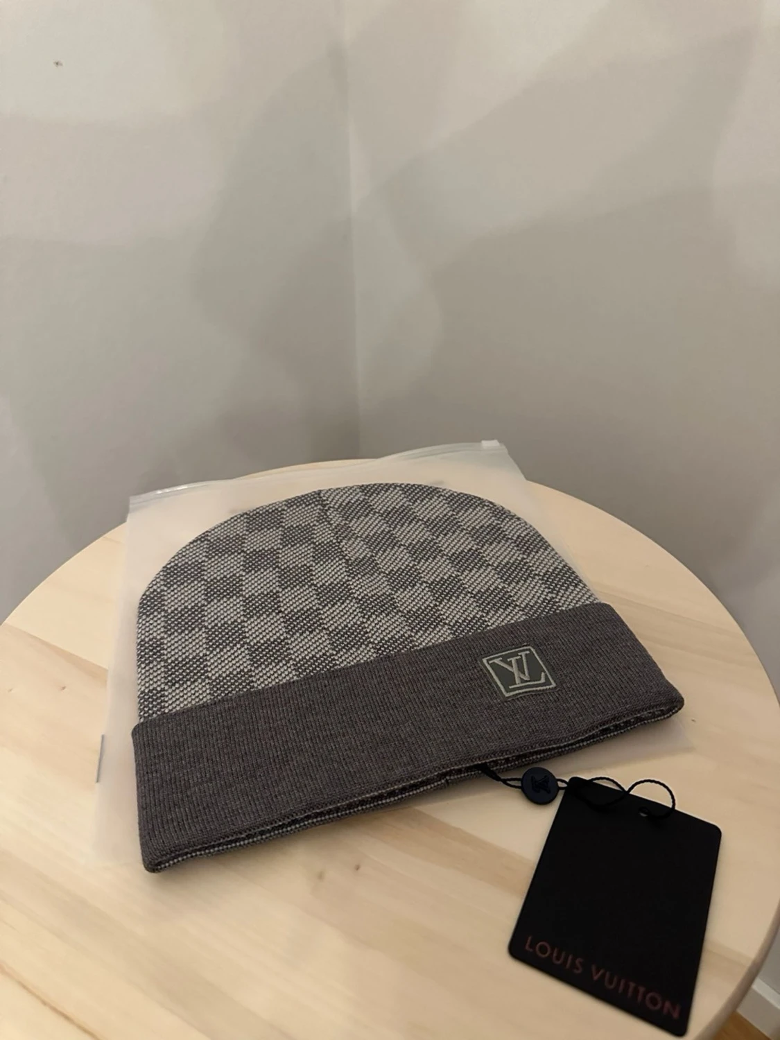 Grå L.V mössa med rutmönster - 1