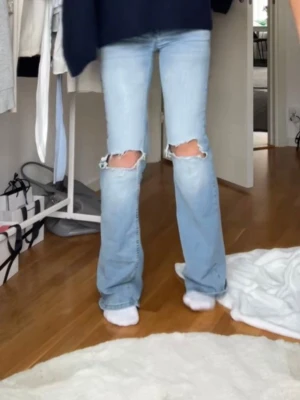 Ljusblå slitna bootcut jeans från nelly - Snygga jeans från nelly❤️❤️ kommer inte till användning längre. Slitna nere vid fötterna skriv för fler bilder!