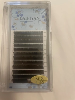 DAIFIYAN mixade fransar 0.10D - Mixade lösögonfransar från DAIFIYAN i svart, med olika längder från 9mm till 13mm och tjocklek 0.10D. Perfekta för fransförlängning och volymfransar. Kommer i en praktisk plastask med blommigt mönster. Har bara använt 2 gånger!