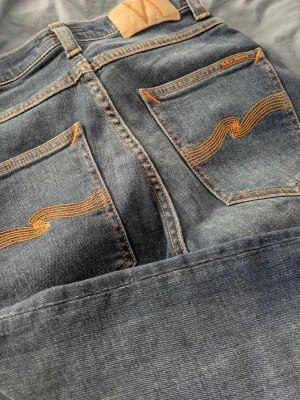 Nudie jeans  -  ⚜️-obs skriv vid intresse, om du köper direkt fraktar jag inte!- ⚜️ Hejsan! Säljer ett par nudie jeans 👖| självklart äkta ✅ || storlek = 25/28 men sitter som 28/30 ⚜️ || modell: grim tim och sitter som slim fit 👍🏽 || Nypris ≈ 1600kr ❌ | vårt pris = 349kr ✅ || skick = 10/10 inget fel på dem!👏🏽 