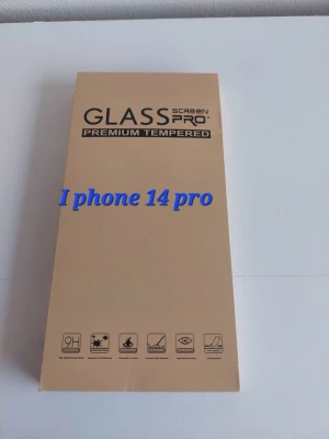 Skärmskydd i glas till iPhone 14 Pro - Säljer ett premium tempererat skärmskydd från Glass Pro till iPhone 14 Pro. 3 stycken, Skyddet är genomskinligt och tillverkat i tåligt härdat glas som skyddar mot repor och stötar. Förpackningen är beige och innehåller installationsguide och symboler för extra tålighet.