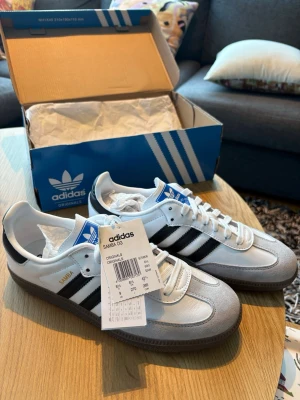 Adidas Samba Og Skor - Sprillans nya sambas som jag säljer på grund av att storleken var för liten för mig.