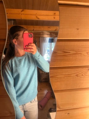 Ljusblå stickad tröja från ONLY - Mysig ljusblå stickad tröja från ONLY med rund halsringning och ribbade muddar vid ärmslut och nederkant. Perfekt att slänga på sig till jeans för en chill look. Enkel och stilren design som passar till det mesta.