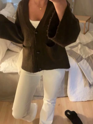 Brun kofta med fickor  - Mysig brun kofta från Gina tricot🥰