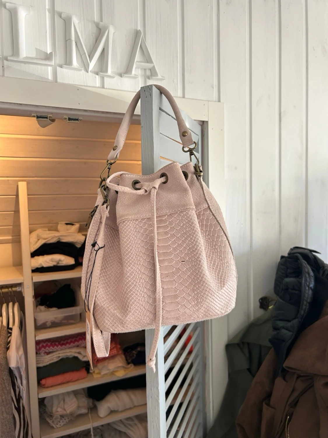Ljusrosa bucket bag med ormmönster