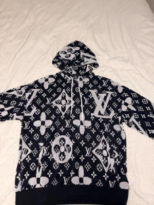  Monogram Hoodie – Ett riktigt statement-plagg 🔥 - Säljer en otroligt snygg  hoodie med det ikoniska Monogram-mönstret över hela plagget. En exklusiv hoodie som verkligen sticker ut och passar perfekt för dig som vill ha en lyxig och trendig stil. Om du bär Xl passar denna dig! 
