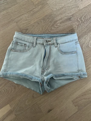 Ljusblå shorts - Ljusblåa jeansshorts från shein, strl XS