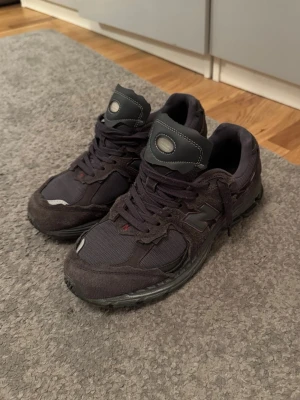 New Balance 2002R Skor - Säljer ett par New Balance 2002R sneakers i svart med mesh och mockadetaljer. Box medföljs ej! 