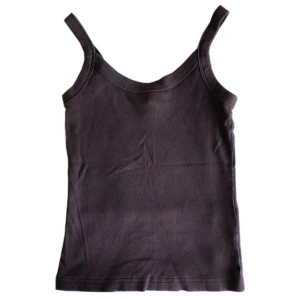 Brunt ribbat linne/ topp, Gina Tricot - Brun ribbad topp!