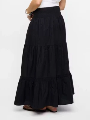 Svart långkjol Bikbok - Säljer en svart långkjol från bikbok med smock i midjan och volangdetaljer. Kjolen har en luftig och flowy passform som ger en avslappnad vibe. Perfekt att styla med crop tops eller stickade tröjor.