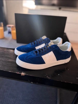 Blåa valentino fly crew - Säljer dessa sjukt snygga Valentina fly crews eftersom jag tappat intresse och har haft andra skor att välja mellan. Storlek 42 men passar 43. Skick 9,5/10. Du får med allt og (tyvärr inget kvitto). Priset går att diskutera vid snabb affär!