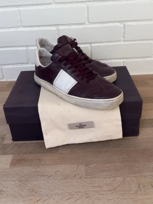 Valentino flycrews  - Ett par väldigt snygga valentino flycrews, allt på bilderna ingår. Endast 4 utav alla spikar har lossnat och går att köpa secondhand. Priset är ej hugget i sten så kom med bud men även vi frågor m.m så är det bara att fråga✅