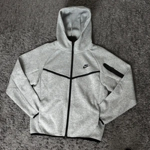 Grå nike tech hoodie - Helt ny. Storlek S. Skeiv vid funderingar. Fraktar inom 24 timmar. 
