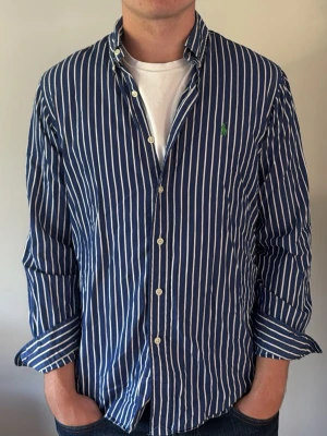Ralph Lauren Skjorta - - Condition: 8/10 - Color: Blue/White - Size: M