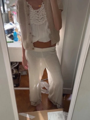 Zara loungewear-byxor med spetsdetalj - Superfina och trendiga zara loungewear-byxor med bred resår i midjan och snygga spetsdetaljer längst ner vid bensluten. Enbart testade men inte använda. Byxorna är raka i modellen och har en mjuk, stickad känsla som gör dem perfekta för chill dagar hemma eller som strandbyxa