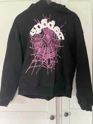 Svart Spider Hoodie - Jag har inte använt den jätte mycket så den är i bra skick, det är storlek M men den kan även passa för personer med storlek S