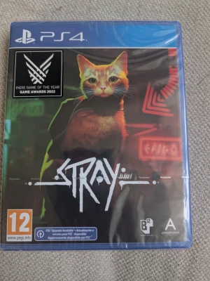 Stray till PS4 - Stray är ett äventyrsspel till PS4 där du spelar som en orange katt i en futuristisk cyberstad. Spelet har en cool neonfärgad omslagsdesign och är utvecklat av Annapurna Interactive. Perfekt för dig som gillar mysterier, katter och snygg grafik.