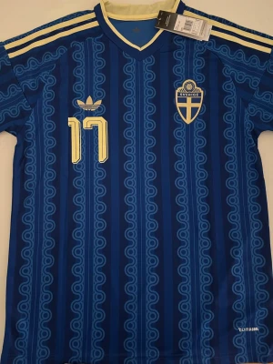 Viktor Gyökeres Sverige Borta Vm 2026 - Fotbollströja i storlek L. Helt ny och oanvänd, med tag kvar. Detaljrik i inofficiell version. 