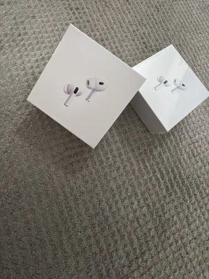  AirPods Pro trådlösa hörlurar - Säljer ett par  AirPods Pro i vitt med laddningsetui. Snygg och kompakt design med silikonproppar för bra passform. Perfekta för musik, samtal och träning. Kommer i originalförpackning.