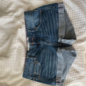 Lågmidjade jeansshorts   - Säljer dessa snygga jeansshorts!
