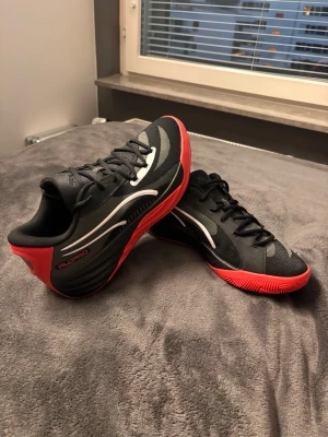 Puma basketskor - Säljer nu dessa Puma All Pro Nitro basketskor billigt då jag vill bli av med de och behöver pengarna 😅. De är i väldigt gott skick då de endast använts typ två gånger och sedan dess bara stått i garderoben. De är i storlek 42. Nypris låg på runt 1400kr  Finns det ytligare frågor så är det bara o höra av sig!
