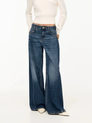 Blåa vida jeans med hög midja - Helt nya slutsålda jeana från Pull&Bear. Aldrig använda, aldrig ens uppackade. Säljer pga fel storlek. Säljer också likadana för storl 34 på min profil. Nypris 499 kr.