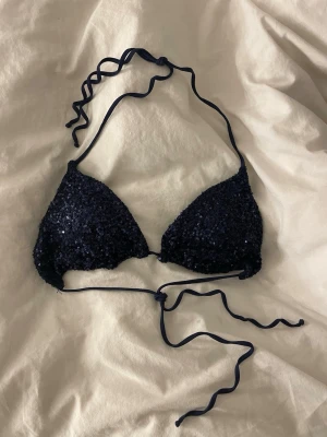 Glittrig bikinitopp - Mörkblå glitter bikini överdel. Super fin, använd en gång. Nypris runt 450-500kr. Från Missya. Storlek 38