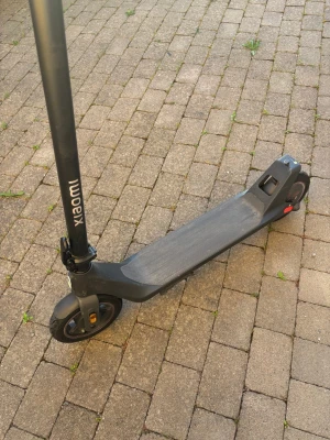 Xiaomi elscooter svart - Säljer en svart elscooter från Xiaomi med digital display, ringklocka och robust ram i metall. Scootern har två hjul, handtag och tydlig batteriindikator på styret. Perfekt för smidig transport i stan eller till skolan. Den är en Xiaomi av den nya klassen. Funkar felfritt och laddare medföljer 