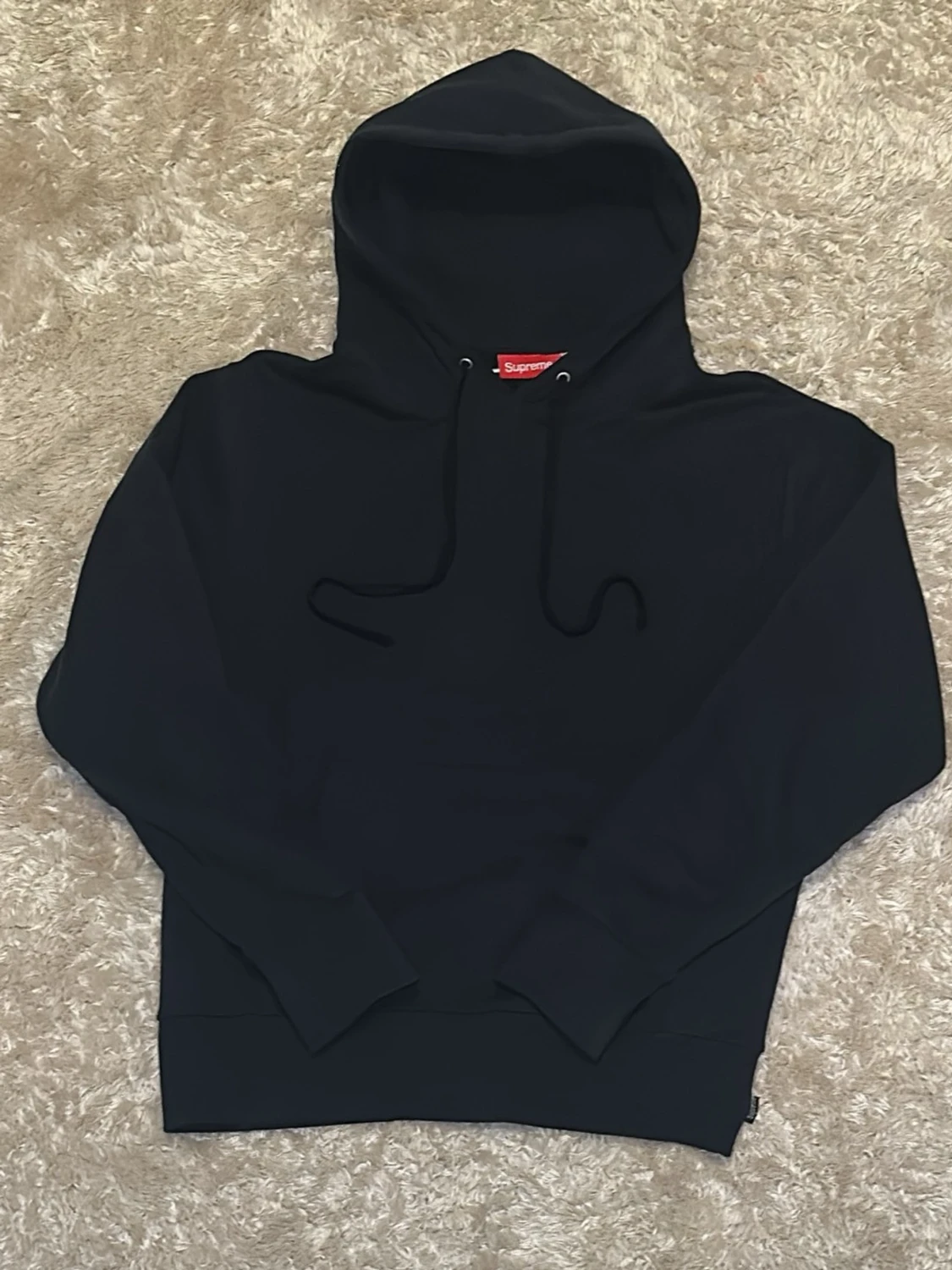 MÖRKBLÅ Supreme hoodie med stor logga på baksidan - 1