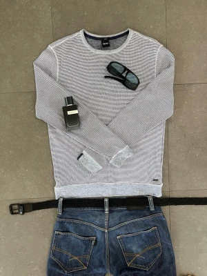 Randig långärmad tröja från Hugo Boss - En riktigt schysst långärmad tröja från Hugo boss. Tunn och perfekt även under sommaren. Storlek S • Slimfit. Sitter perfa storlek M.