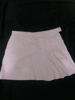 Pastelrosa miniskirt - har köpt begagnat men passar inte mig längre, tyget liknar denim ich är bra kvalitet förutom dragkedjan som är lite svårt att använda