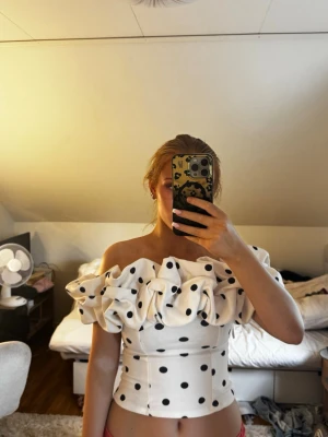 Vit prickig offshoulder topp - Superfin vit prickig topp från river Island i storlek S 
