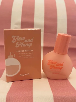 Glow and Plump Chok Chok Serum - Glow and Plump Chok Chok Serum från GLOWiD kommer i en rund, persikofärgad flaska med matchande förpackning. Serumet ger glow, förbättrar elasticitet och återfuktar huden. Perfekt för dig som vill boosta din hud med lyster och fukt.
