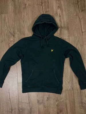Mörkgrön hoodie från Lyle & Scott - Huvtröja i storlek XS. 