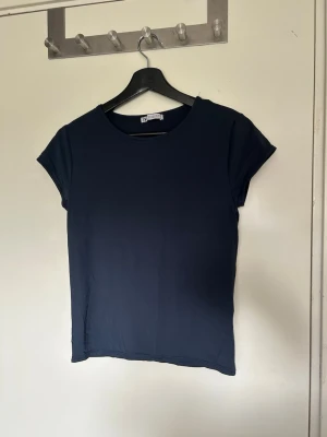 träningströja från zara😍 - säljer då jag ej använder den. aldrig använd av mig men köpt på plick. inga defekter som jag kan se!👏passar mig som har S i vanliga fall.